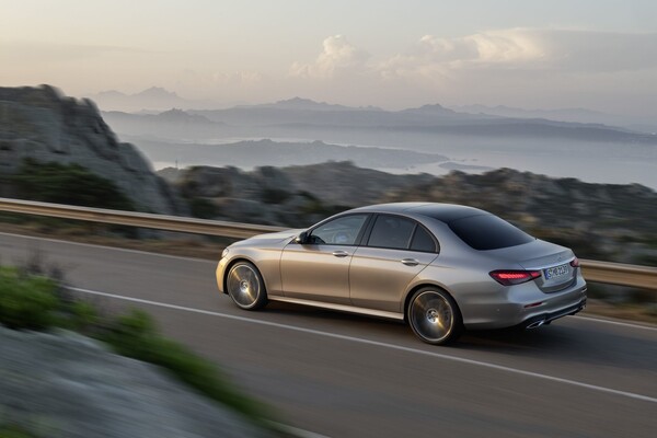 Vista trasera del Mercedes Clase E, diseño sofisticado y tecnología LED. Vista trasera del Mercedes Clase E, diseño sofisticado y tecnología LED.