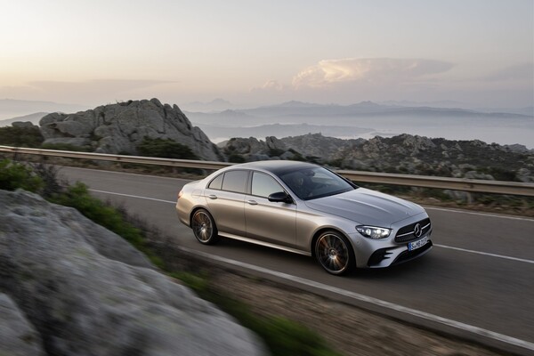Combinación de trasera y lateral del Mercedes Clase E en carretera. Combinación de trasera y lateral del Mercedes Clase E en carretera.