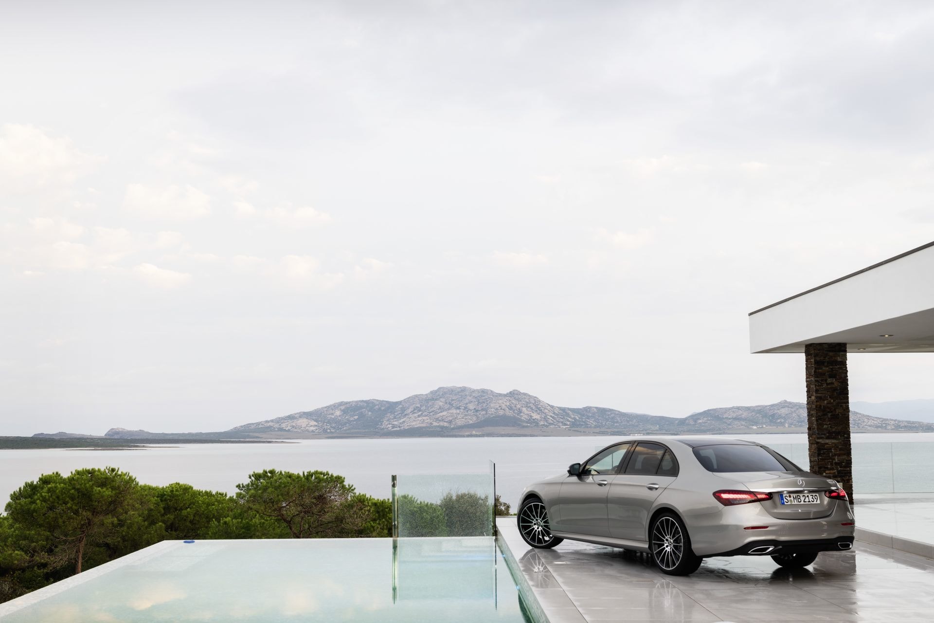 Mercedes Clase E con trasera y lateral destacando en un paisaje sereno.