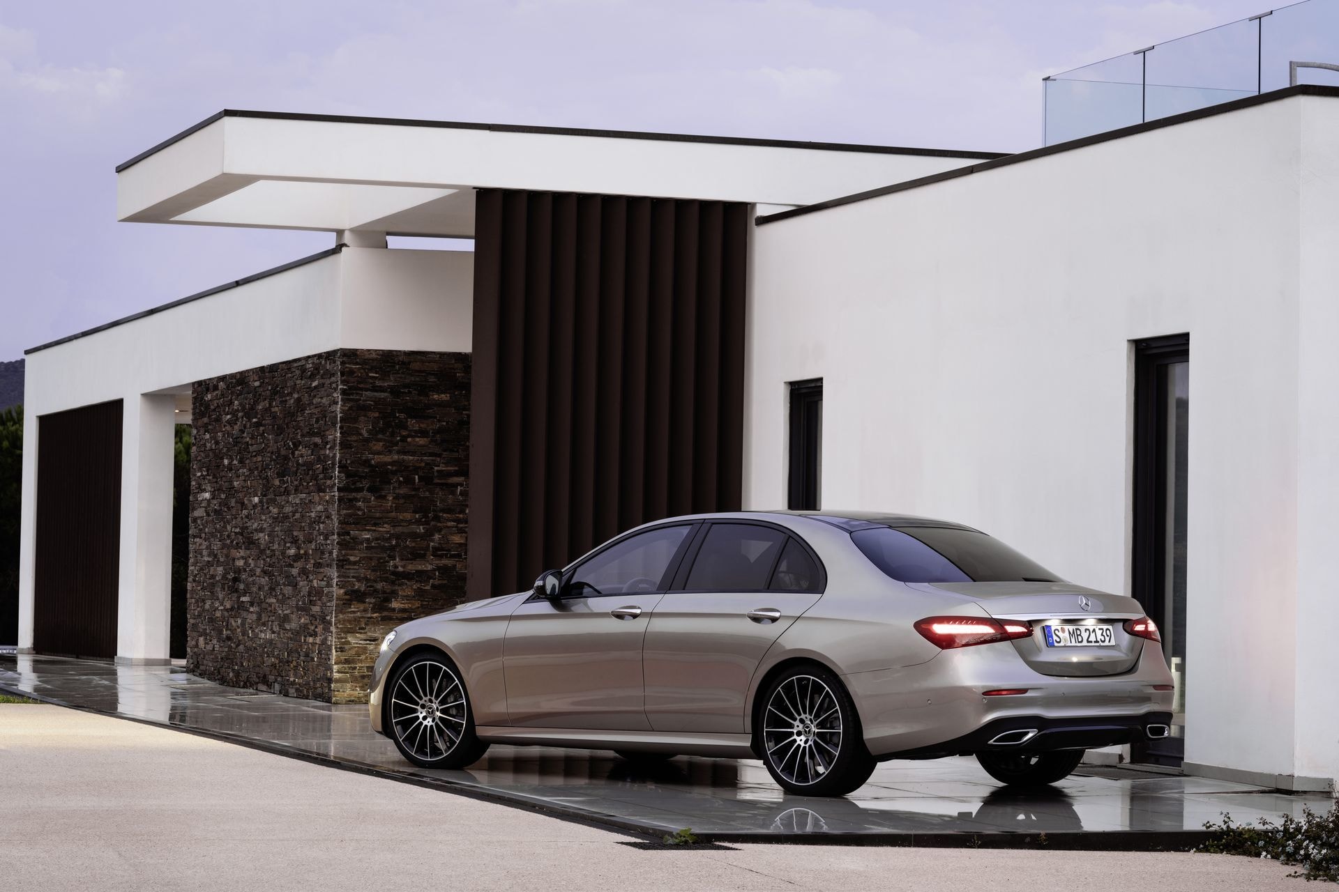 Vista trasera de Mercedes Clase E con elegante diseño.