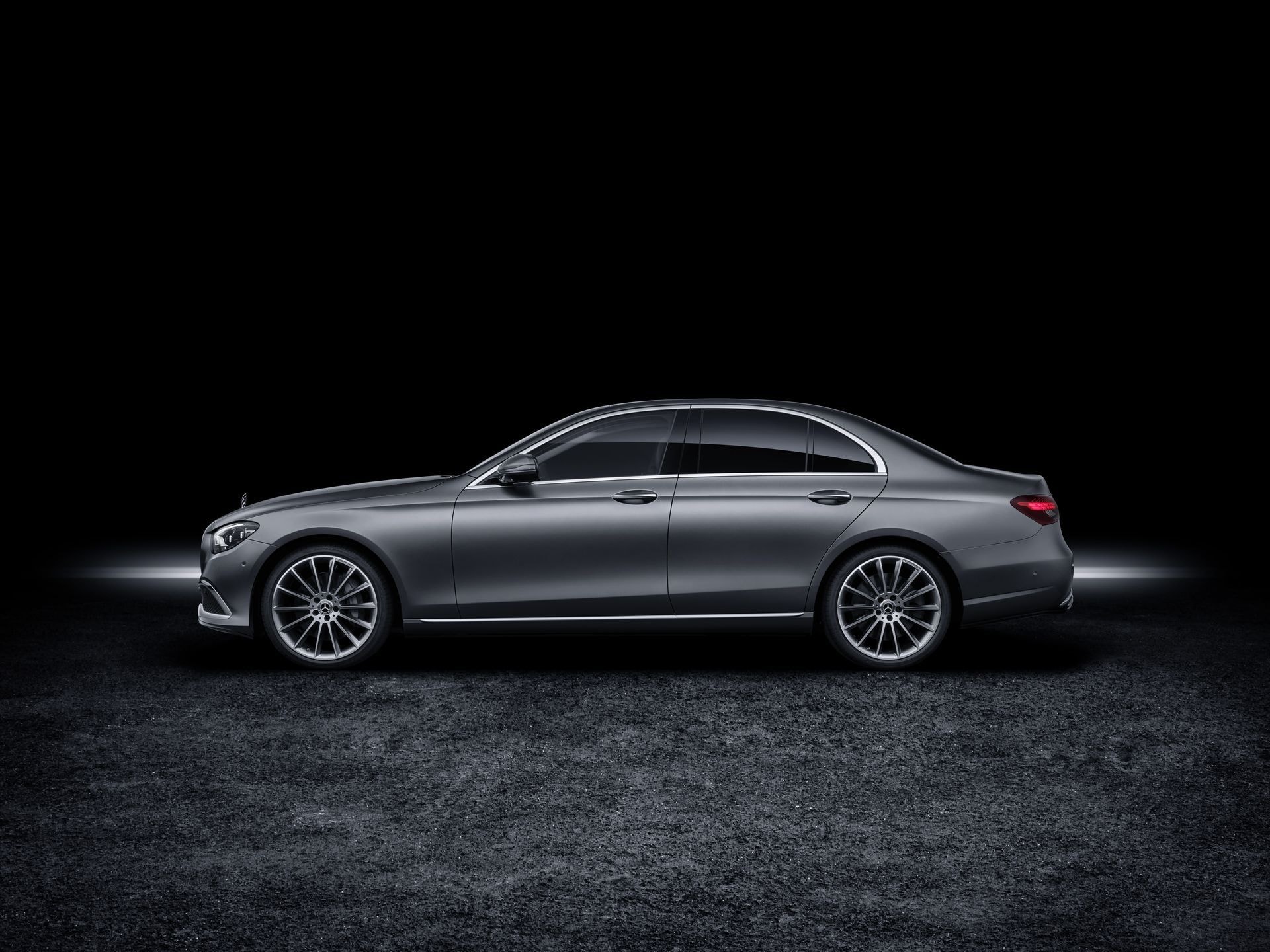 Perfil imponente del Mercedes Clase E, refinamiento y estilo.