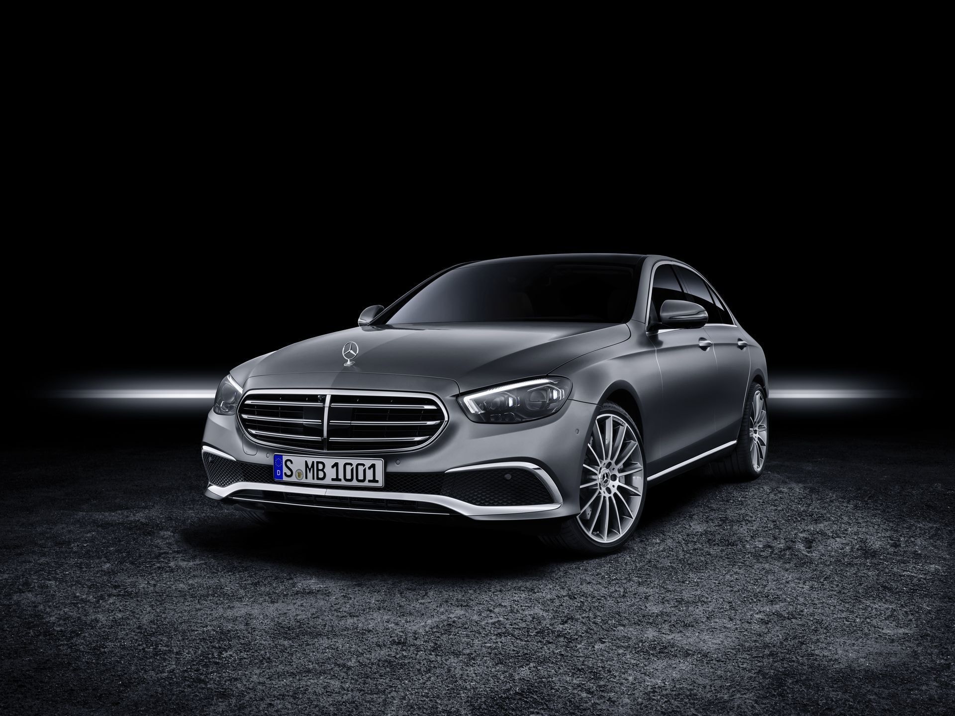 Vista frontal elegante y dinámica del Mercedes Clase E.