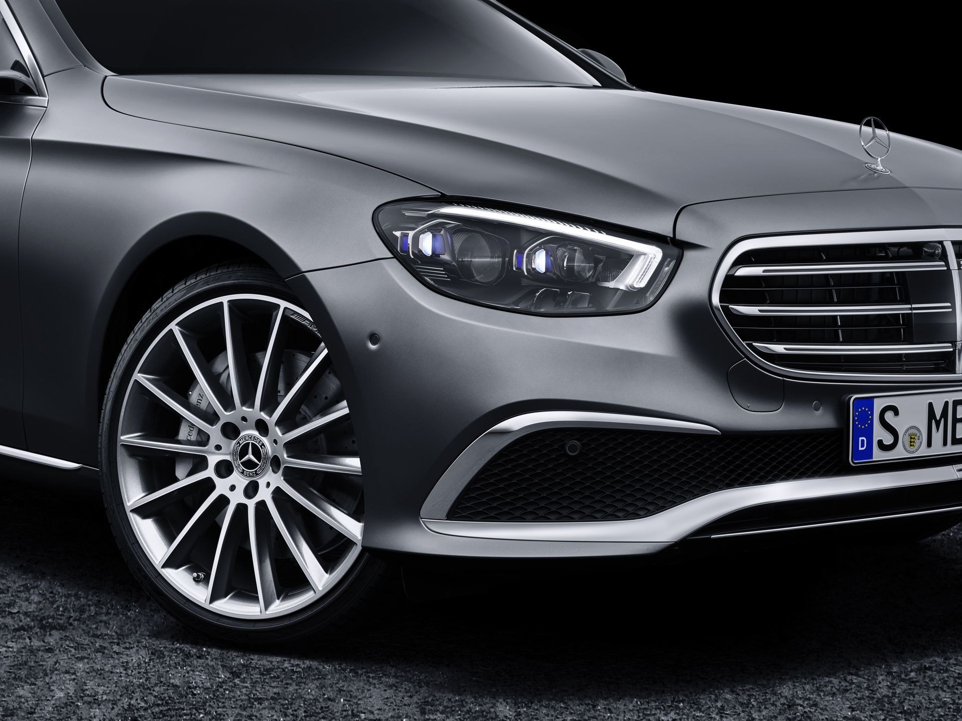 Detalle precisión llantas aleación Mercedes Clase E, diseño cautivador.