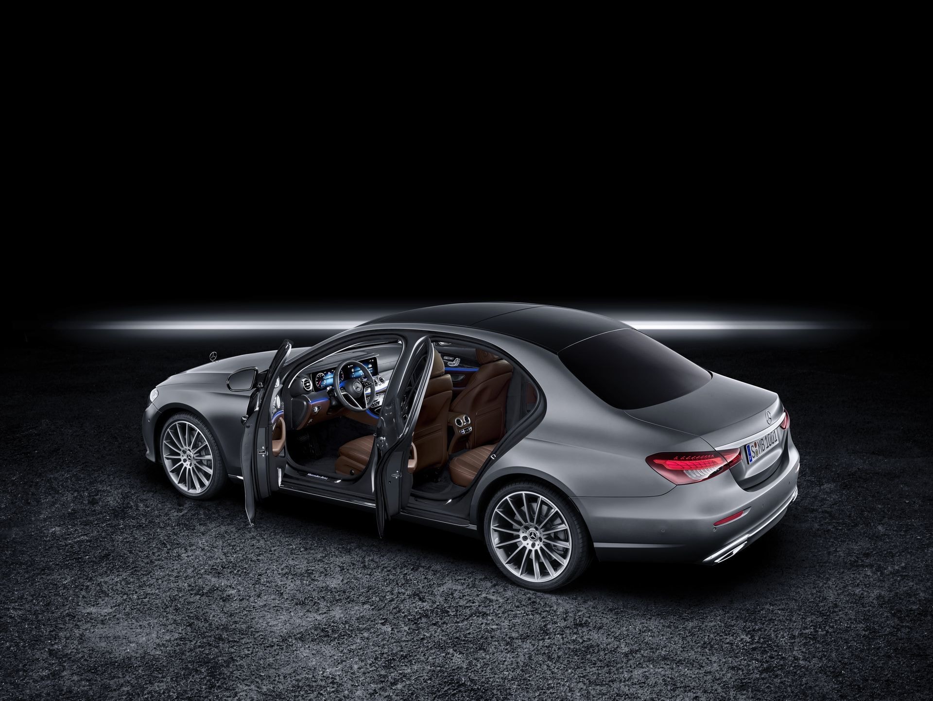 Mercedes Clase E con puertas abiertas, listo para revelar su interior.
