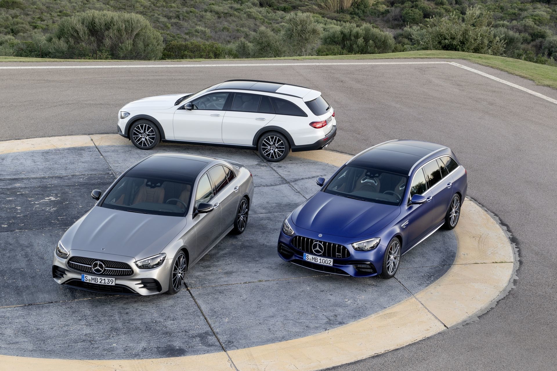 Vista de tres ángulos de la gama Mercedes Clase E, destacando su diseño.