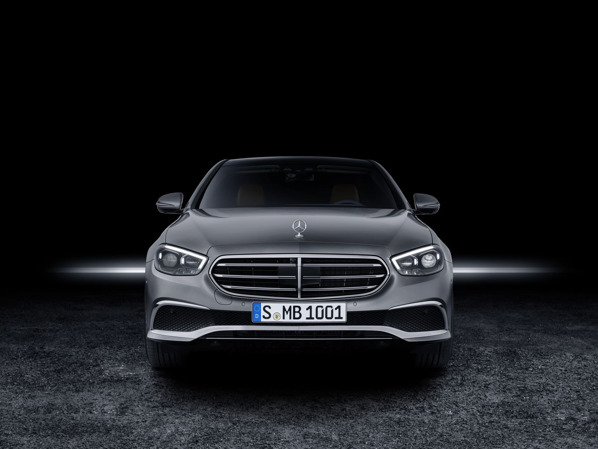 Frontal poderoso del Clase E con parrilla estrella central y faros expresivos.