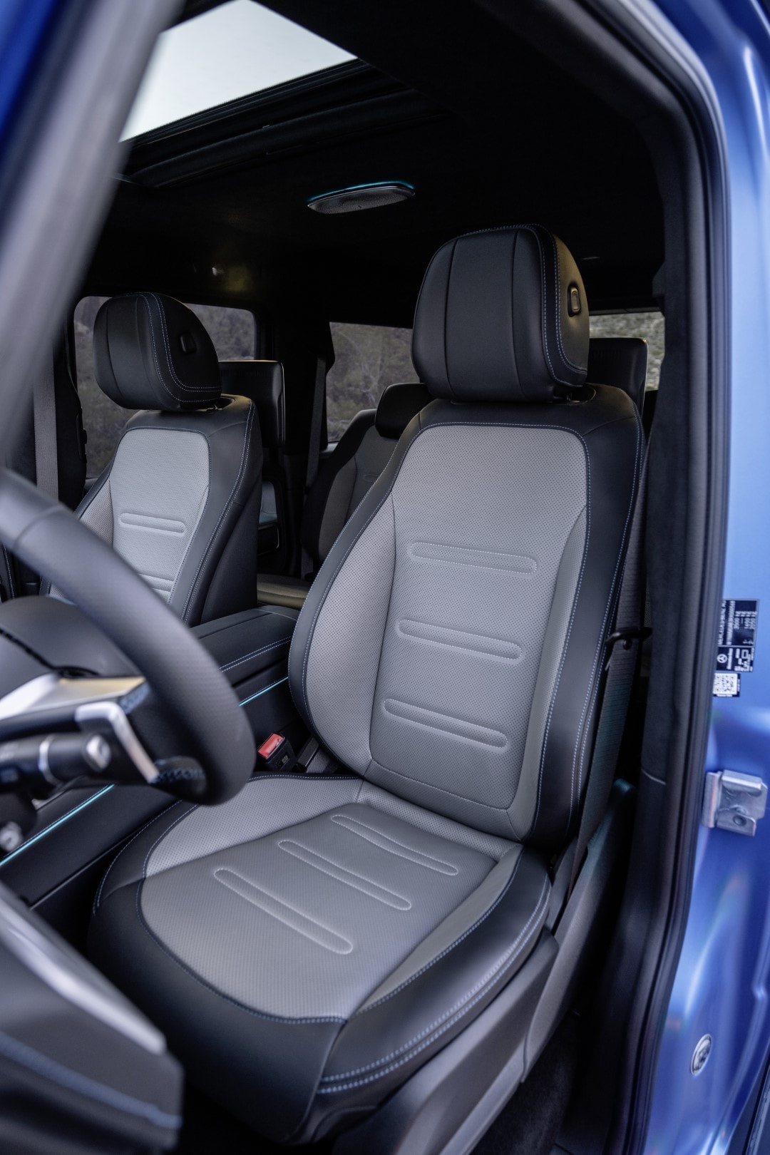 Vista del habitáculo con asientos de diseño ergonómico para confort en todo terreno.