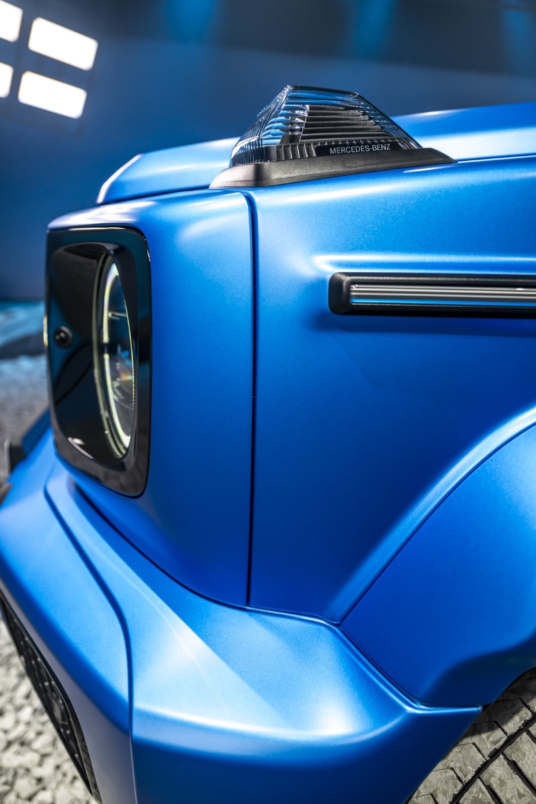 Detalle de la luz diurna LED integrada en el distintivo faro delantero del modelo.