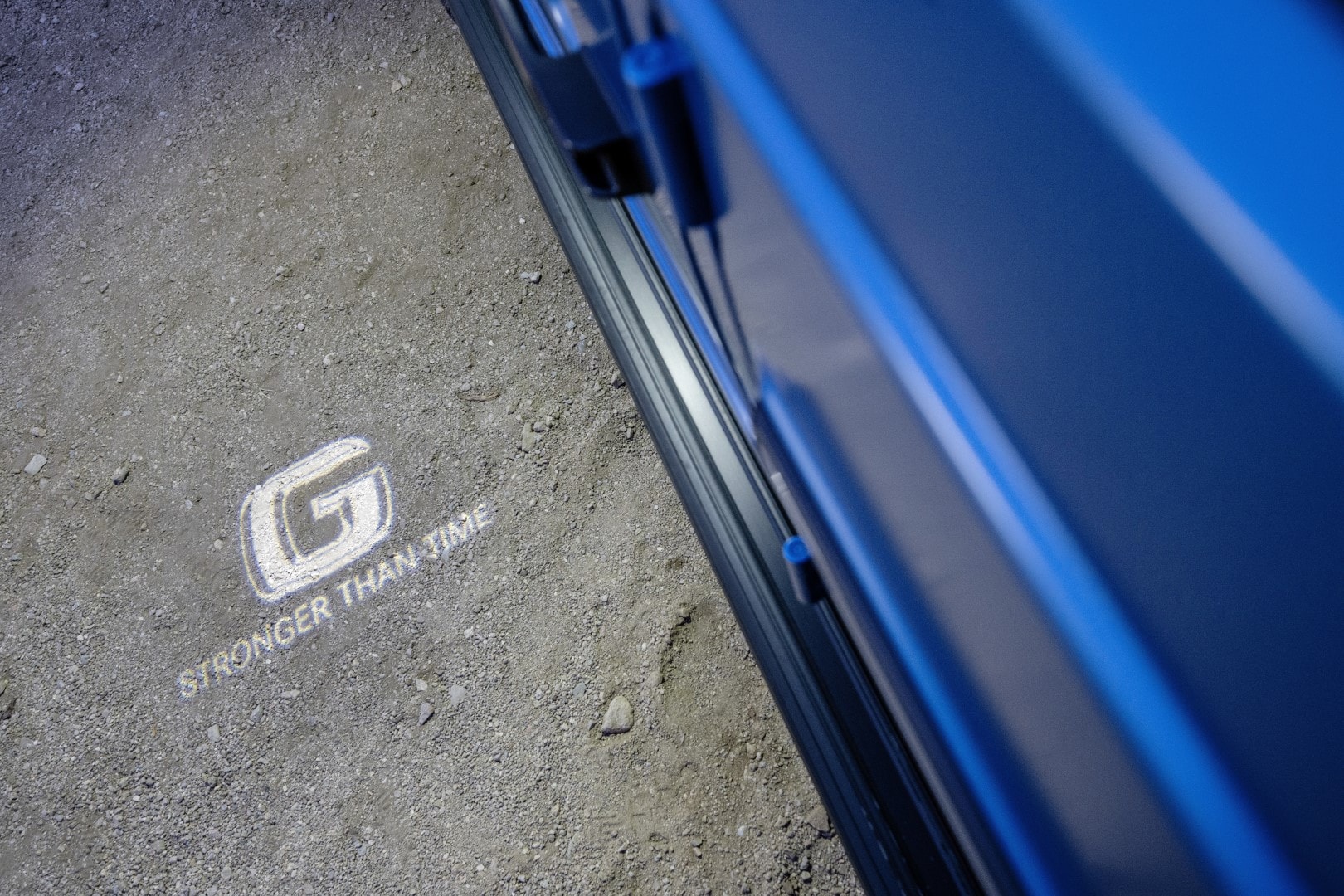 Proyector de luz innovador con logo de Mercedes Clase G.