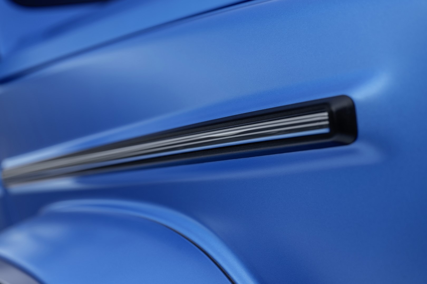 Elemento de moldura lateral que resalta los acabados y el diseño del Mercedes Clase G.