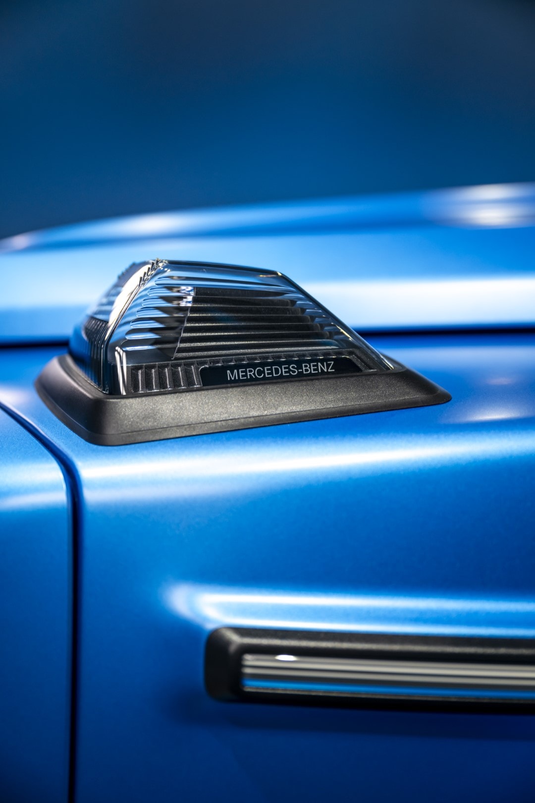 Primer plano del emblema distintivo del Mercedes Clase G eléctrico.