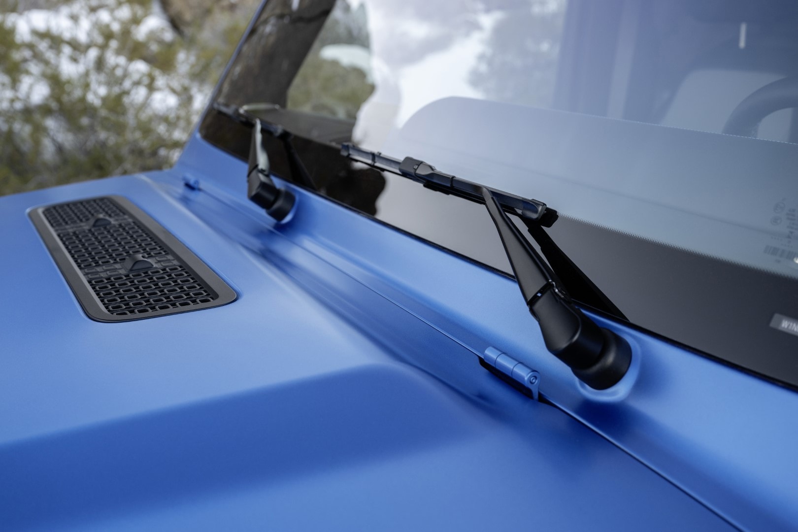 Detalle del sistema de limpiaparabrisas con inserciones de diseño en color carrocería.