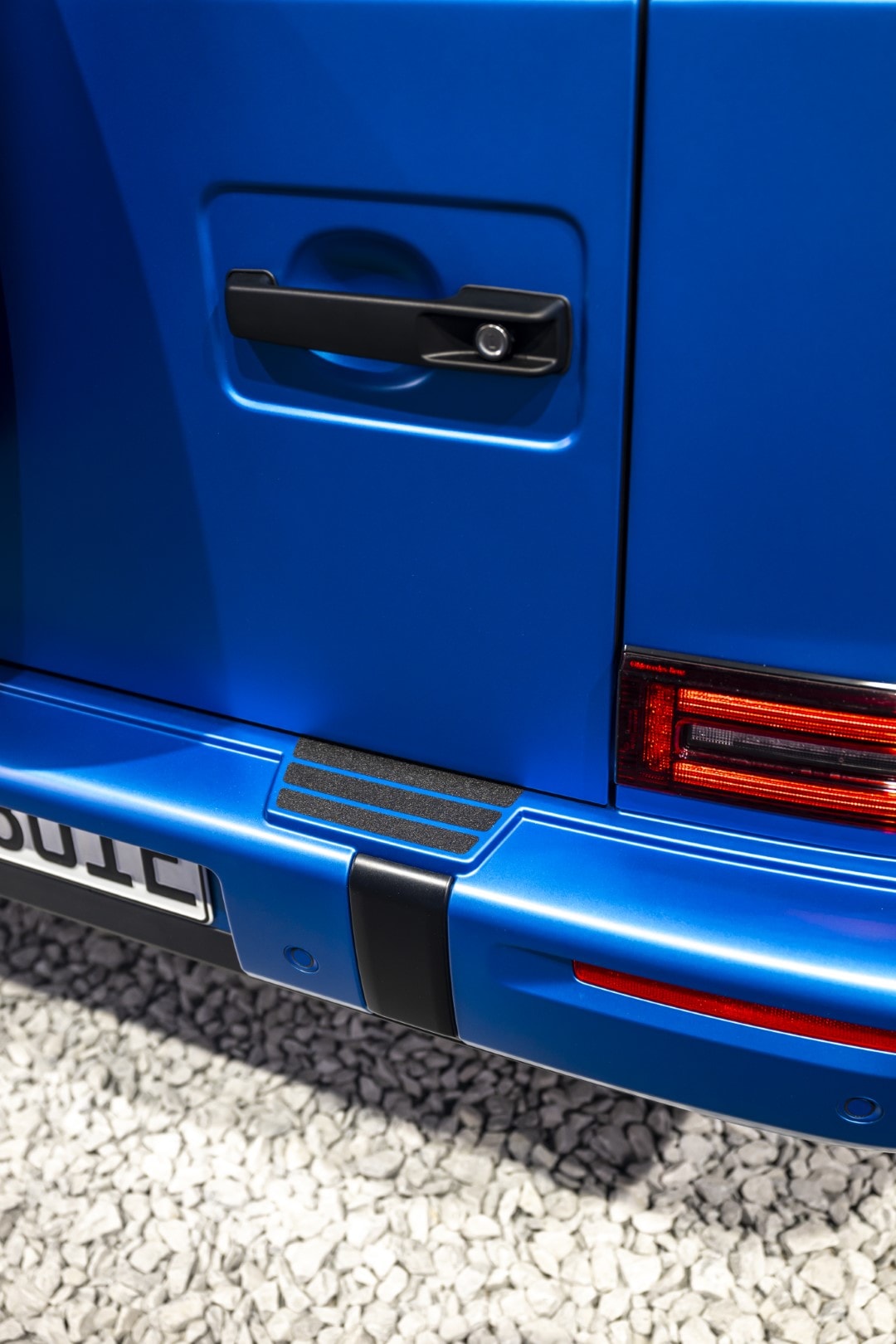 Vista cercana de la manija y parte trasera de un Mercedes Clase G