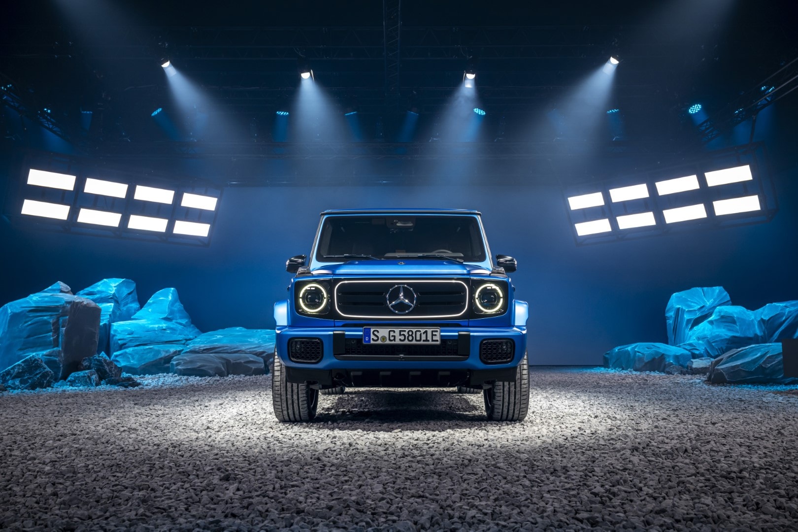 Mercedes Clase G eléctrico con iluminación LED en escenario futurista.