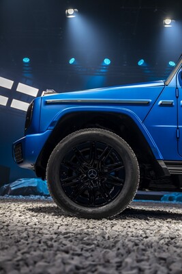 Perfil imponente del Mercedes Clase G, destacando su robustez Perfil imponente del Mercedes Clase G, destacando su robustez