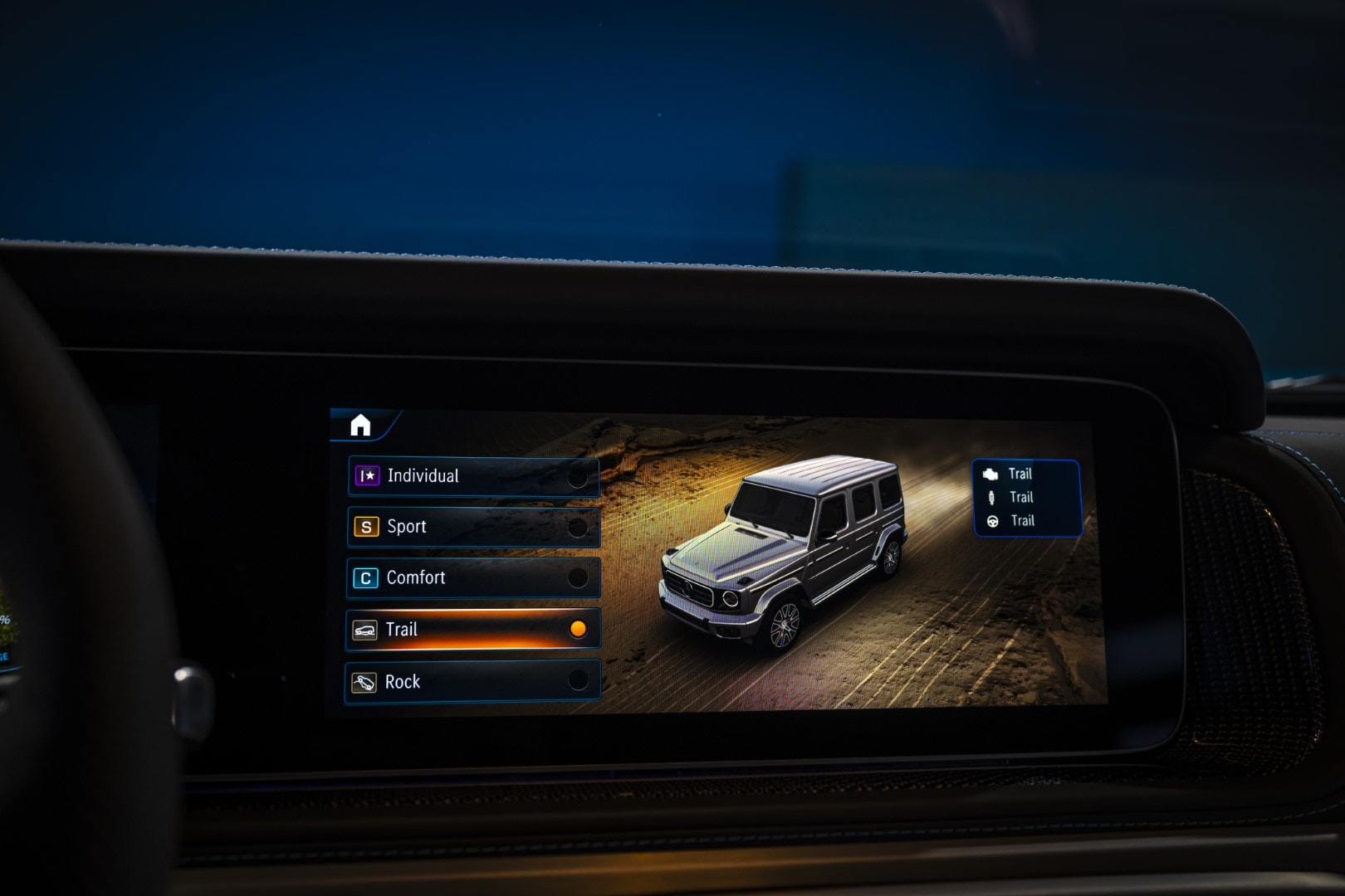 Visualización del sistema de infotainment con modos de conducción.