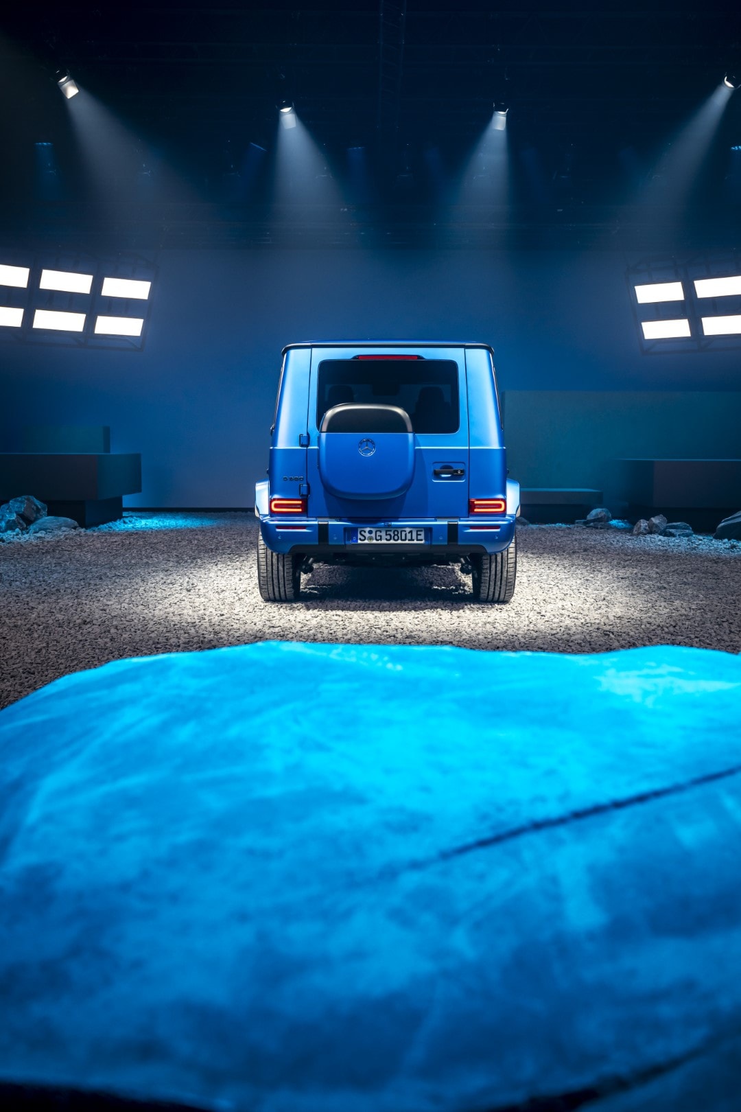 Trasera del Mercedes Clase G eléctrico con iluminación destacada.