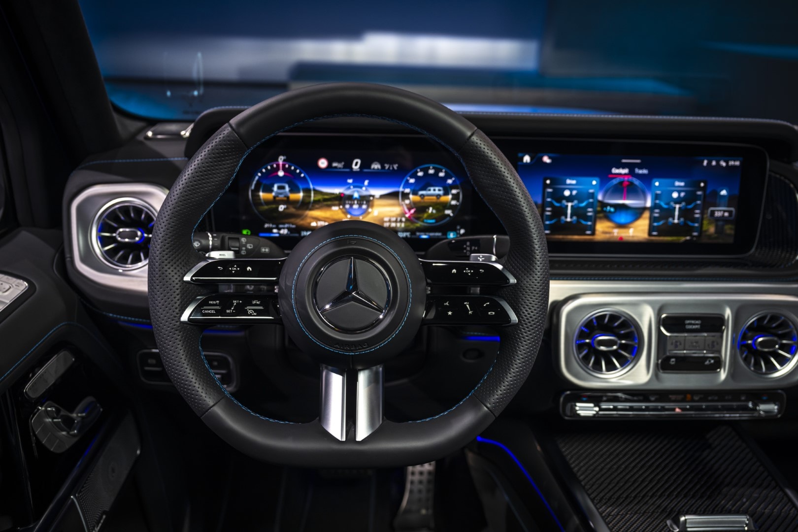 Cockpit digital avanzado del Mercedes Clase G con volante multifunción