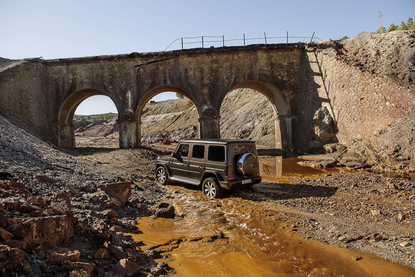 Mercedes Clase G en contexto todoterreno al lado de un puente.