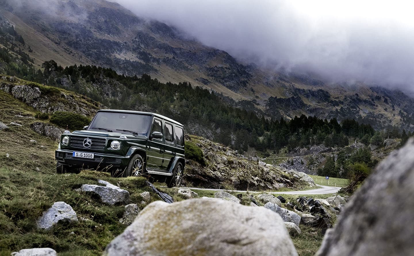 Mercedes Clase G en un entorno montañoso, enfatizando su espíritu todoterreno.