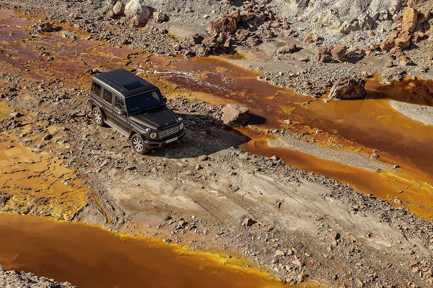 Mercedes Clase G superando áreas de agua y barro.