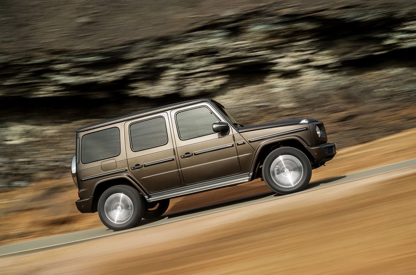 Mercedes Clase G en movimiento sobre asfalto.