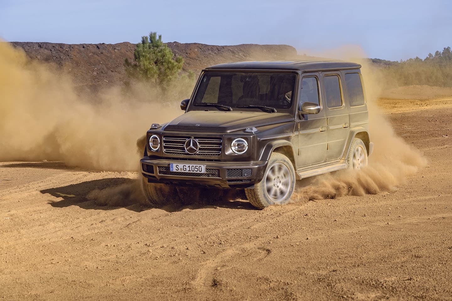 El Mercedes Clase G levantando una nube de polvo, poderío en cada rueda.