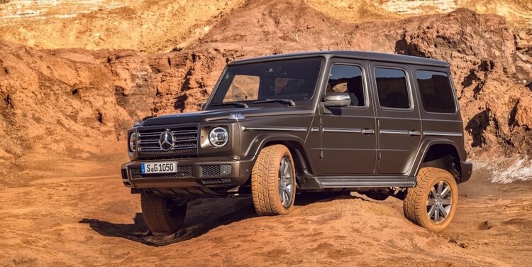 Vistazo al Mercedes Clase G en terreno rocoso, imponente presencia.