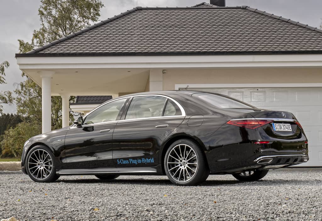 Vista trasera de un Mercedes Clase S Híbrido estacionado.