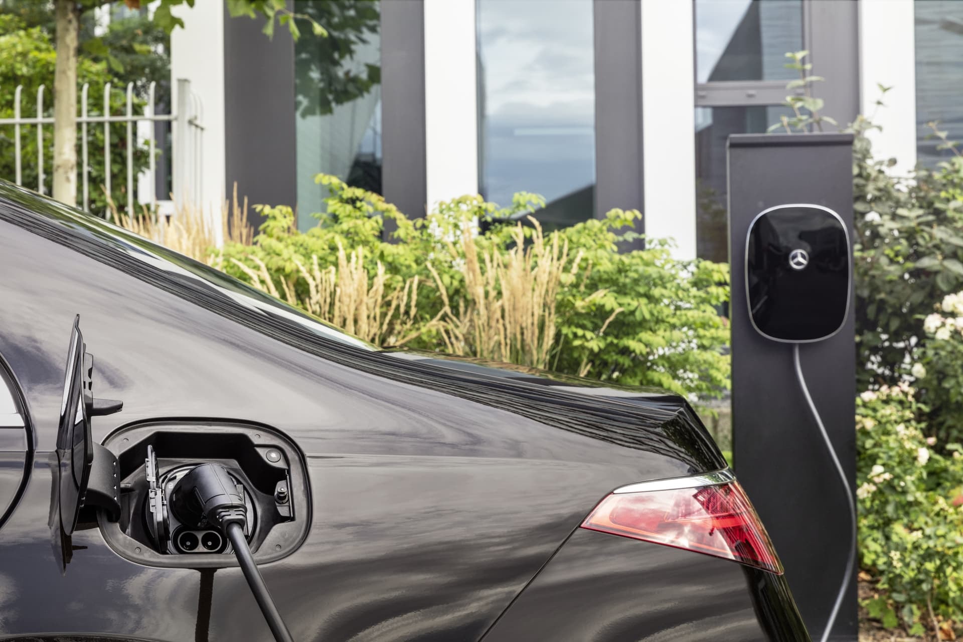 Detalle de la carga de un Mercedes Clase S eléctrico en una estación.