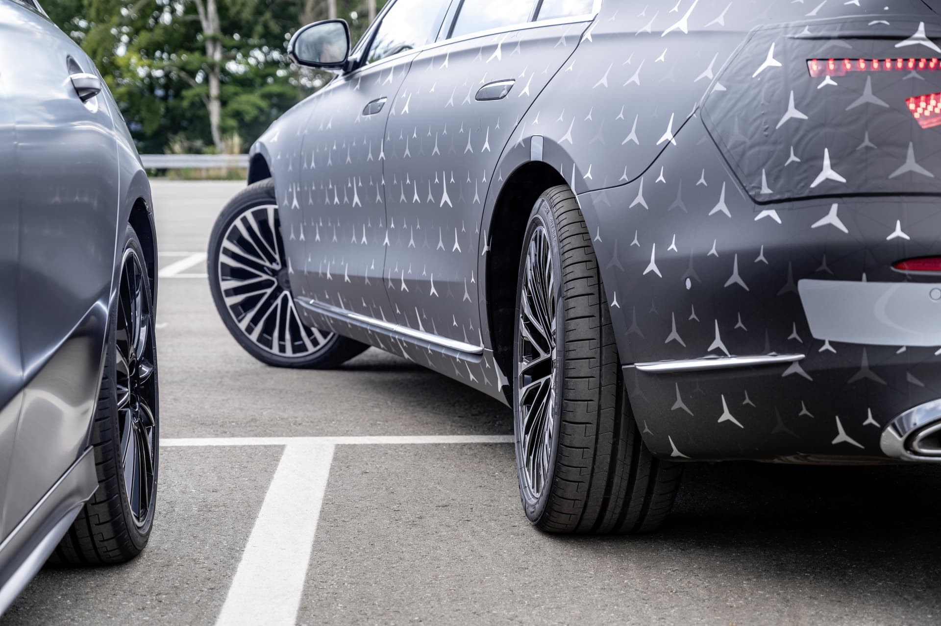 Detalle lateral que destaca los neumáticos y el diseño único de las llantas del Clase S.