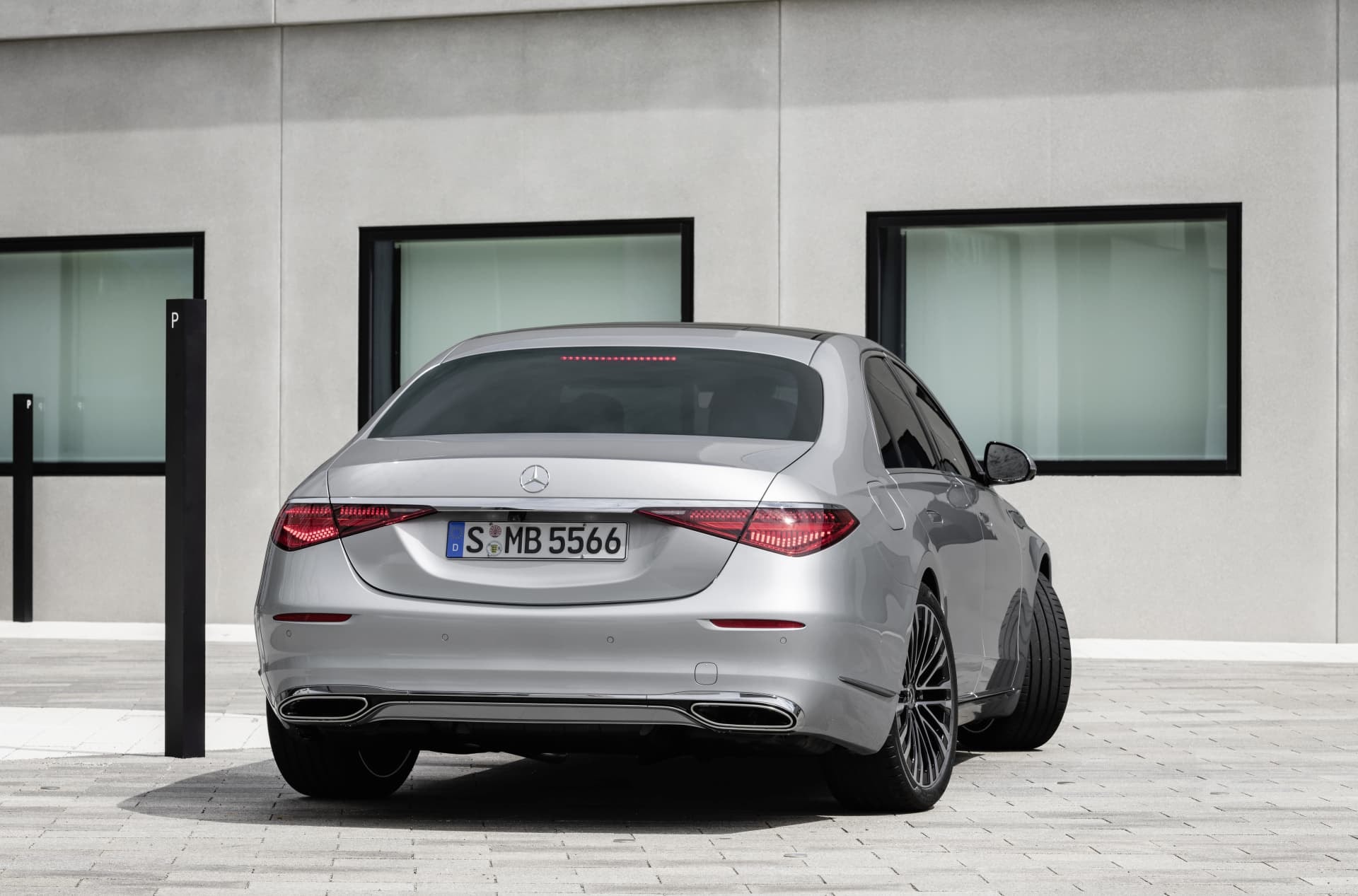 Vista trasera del Clase S, destacando su diseño y luces LED.