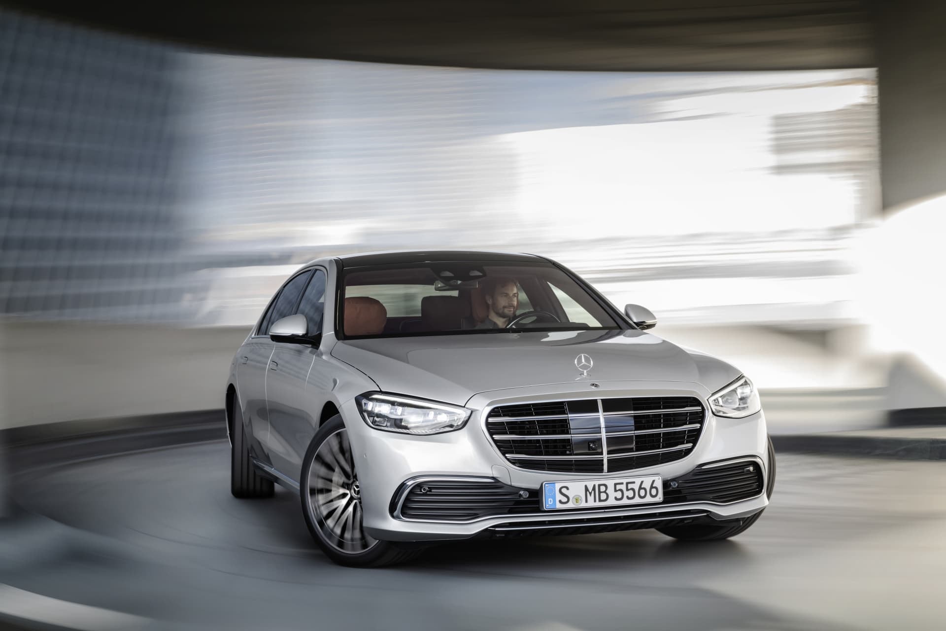 Vista dinámica del Mercedes Clase S en movimiento, destacando su elegancia.