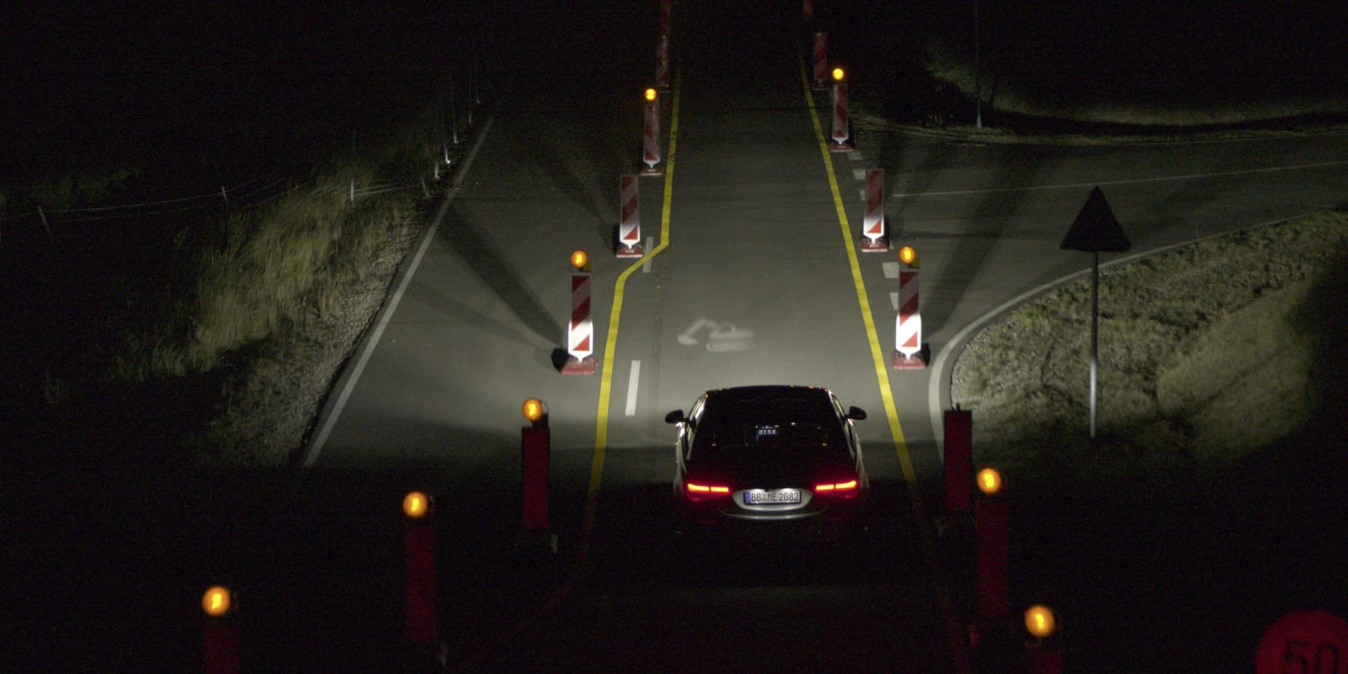 Pruebas nocturnas de iluminación trasera de un Mercedes Clase S en circuito cerrado.