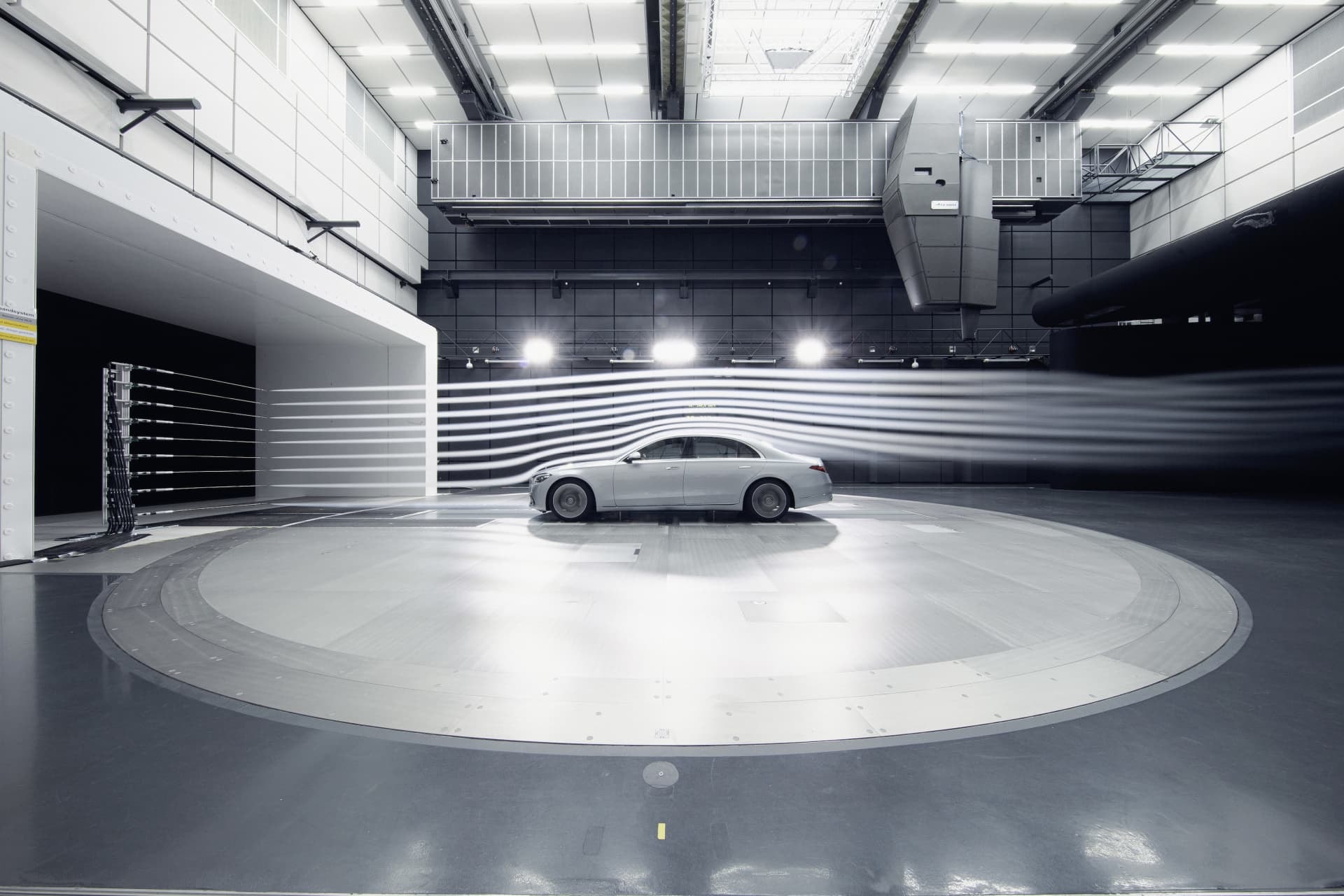 Mercedes Clase S en un túnel de pruebas mostrando su perfil aerodinámico.