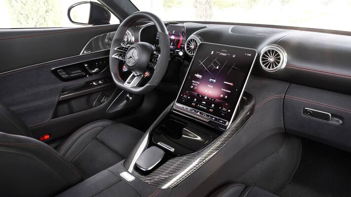 Cockpit del Mercedes-AMG SL con acabados de alta calidad y diseño orientado al conductor. Cockpit del Mercedes-AMG SL con acabados de alta calidad y diseño orientado al conductor.