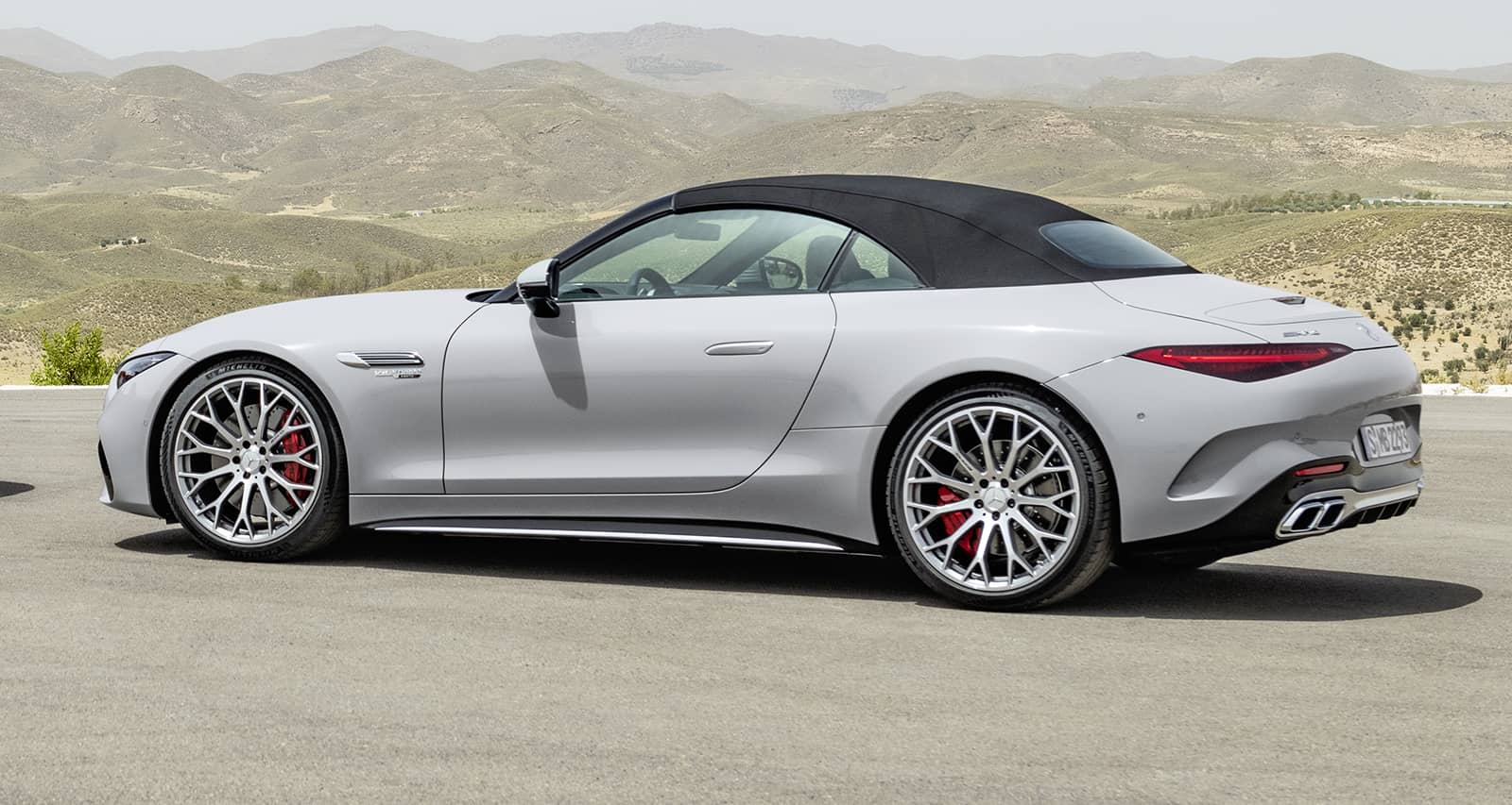 Vista lateral y trasera del Mercedes-AMG SL, mostrando líneas elegantes y deportivas.