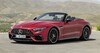 Vista lateral delantera del Mercedes-AMG SL en color rojo, destacando su parrilla agresiva. Vista lateral delantera del Mercedes-AMG SL en color rojo, destacando su parrilla agresiva.
