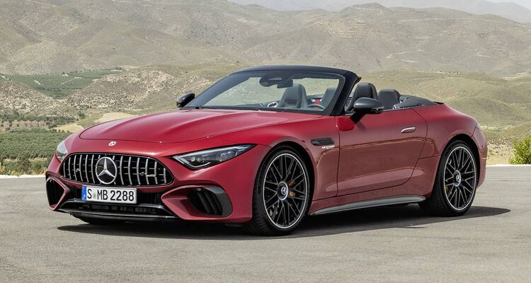 Vista lateral delantera del Mercedes-AMG SL en color rojo, destacando su parrilla agresiva.