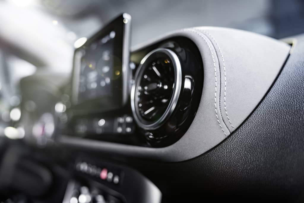 Primer plano de la instrumentación del Mercedes Clase T con atención al detalle