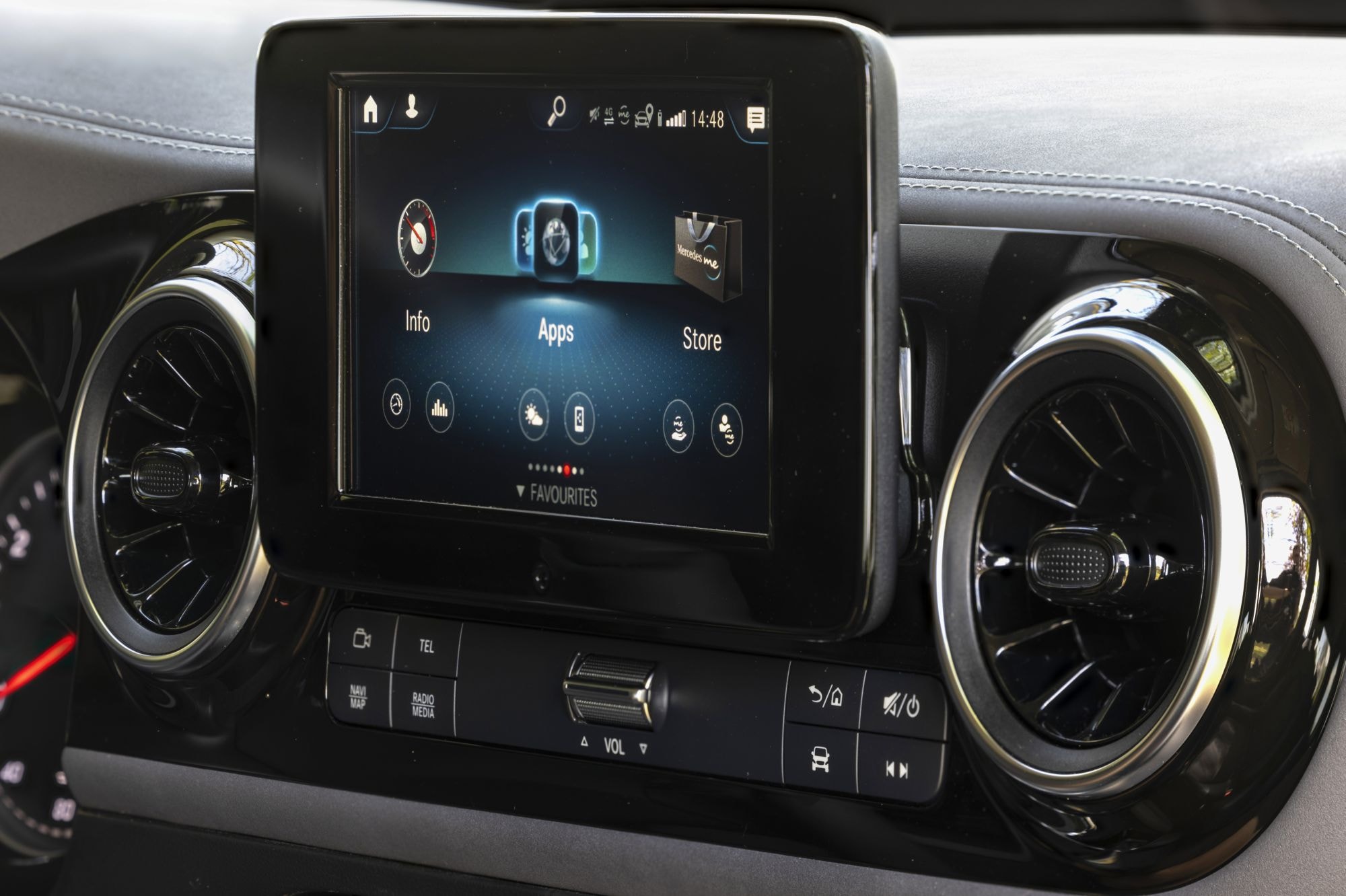 Vista frontal del Mercedes Clase T, destacando su diseño moderno.