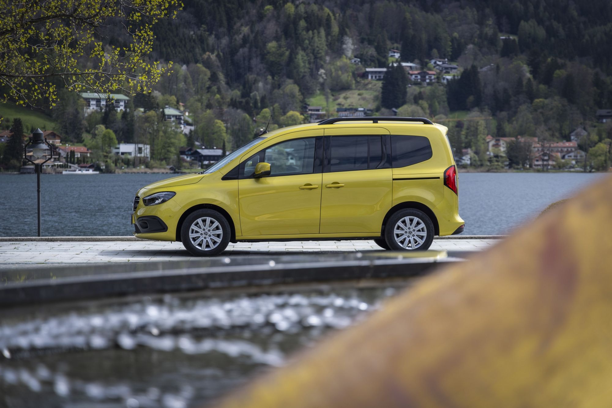 Pantalla central del Mercedes Clase T, muestra del sistema multimedia.