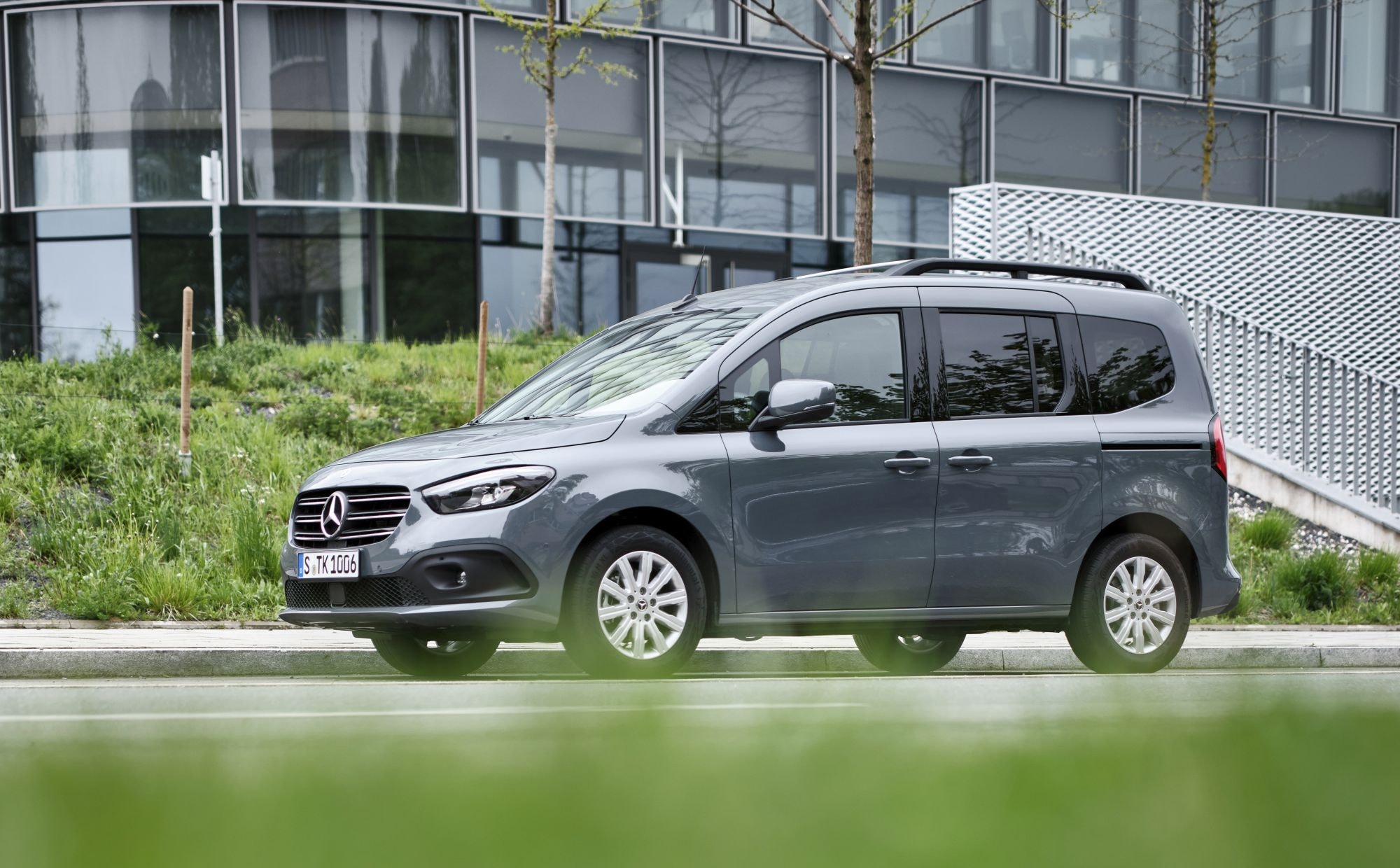 Recorrido lateral del Mercedes Clase T bajo un paisaje natural.
