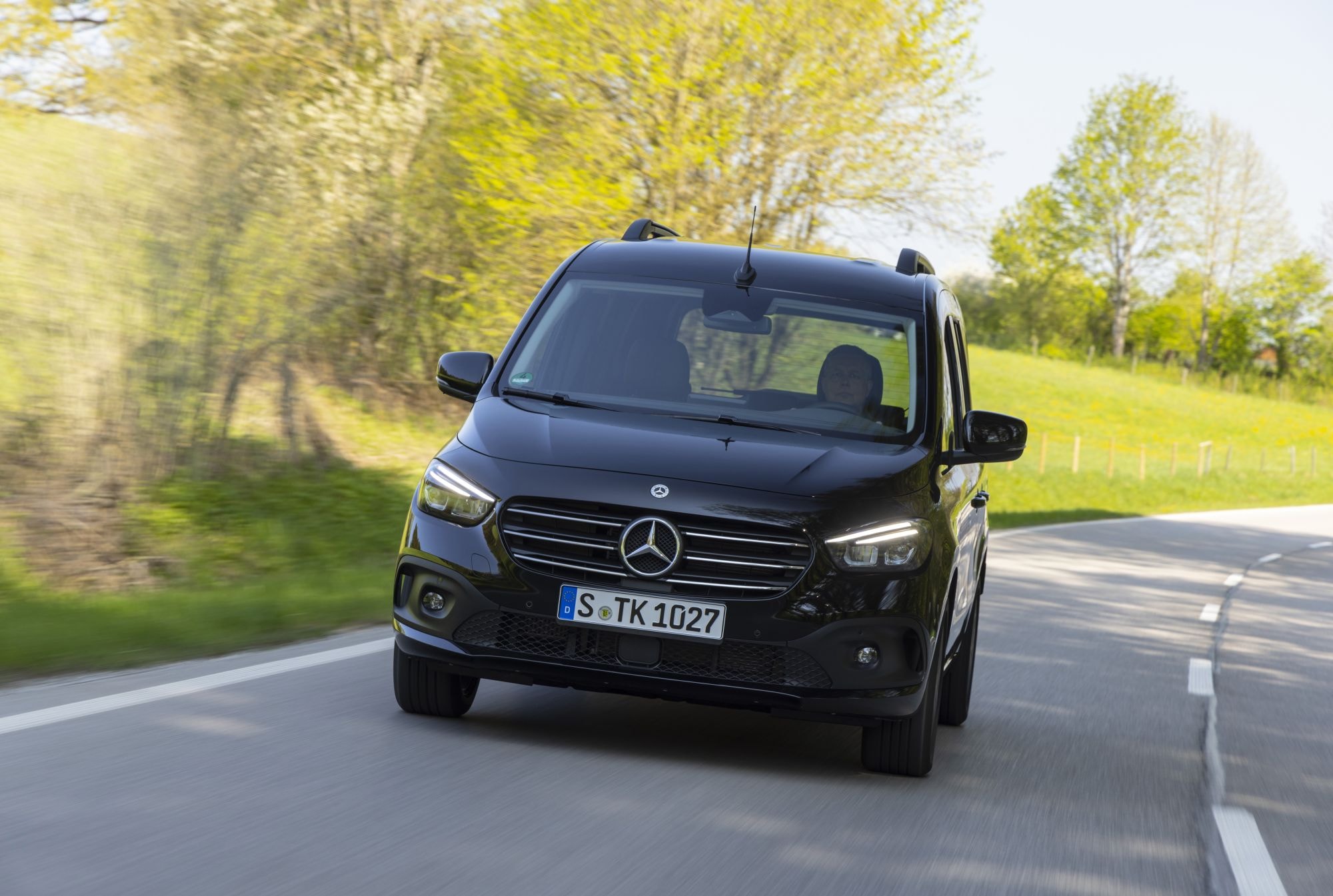 Vista lateral del Mercedes Clase T, resaltando su diseño SUV.
