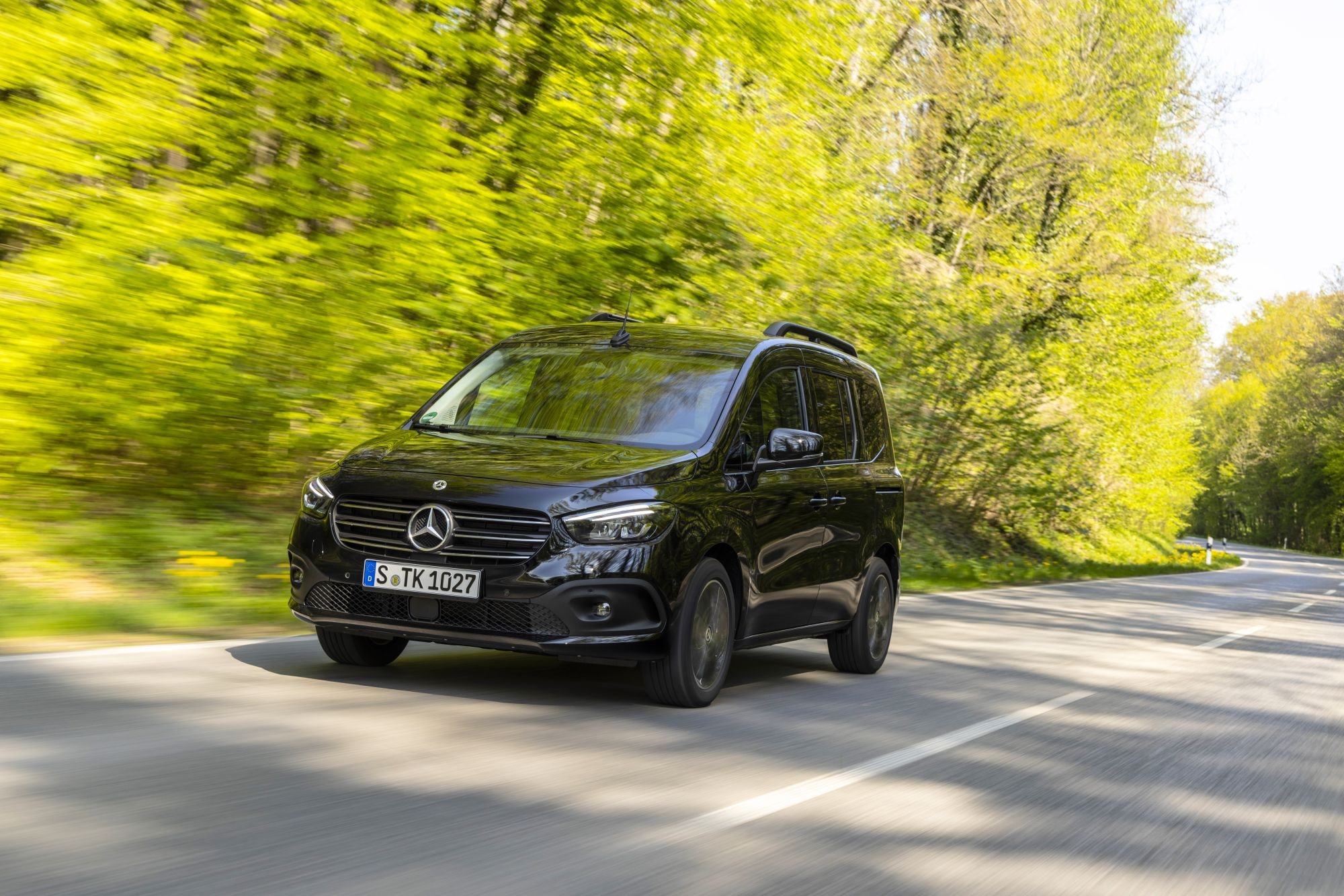 Mercedes Clase T en movimiento, mostrando su rendimiento en carretera.