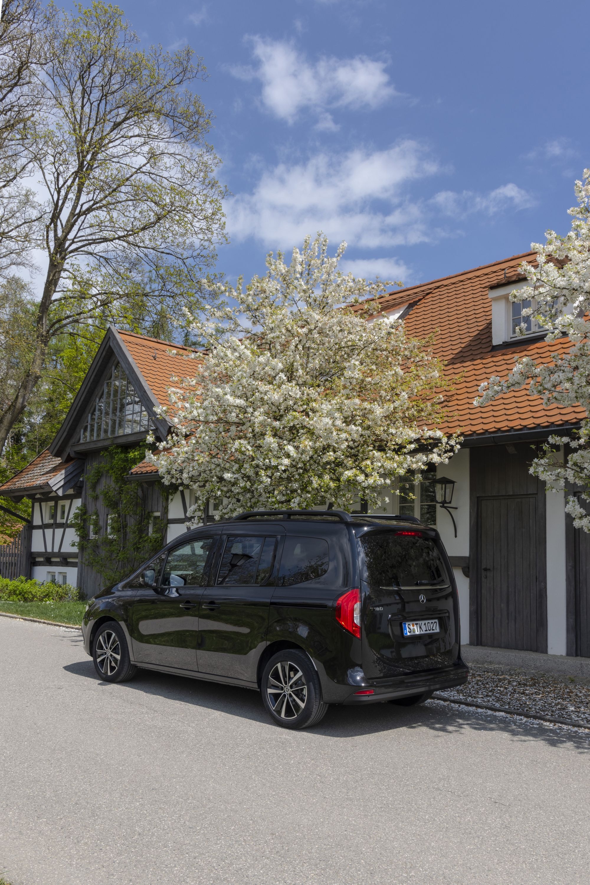 Mercedes Clase T transitando por un camino boscoso, elegancia en acción.