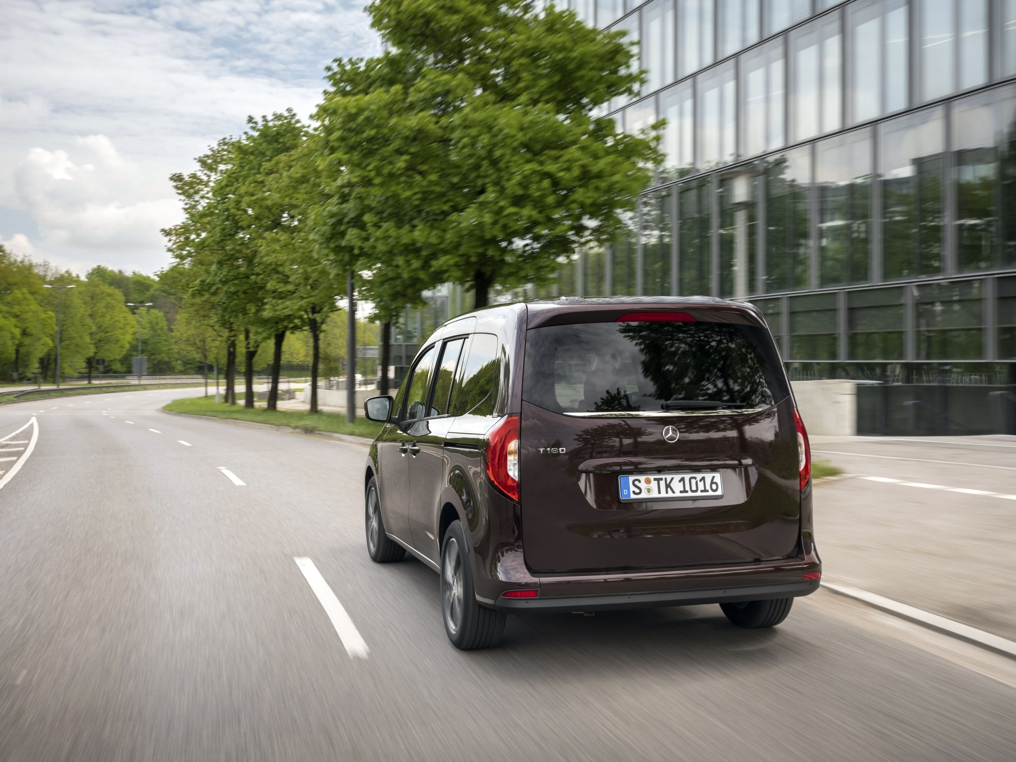 Vista trasera del Mercedes Clase T, complementada por un ambiente rural.