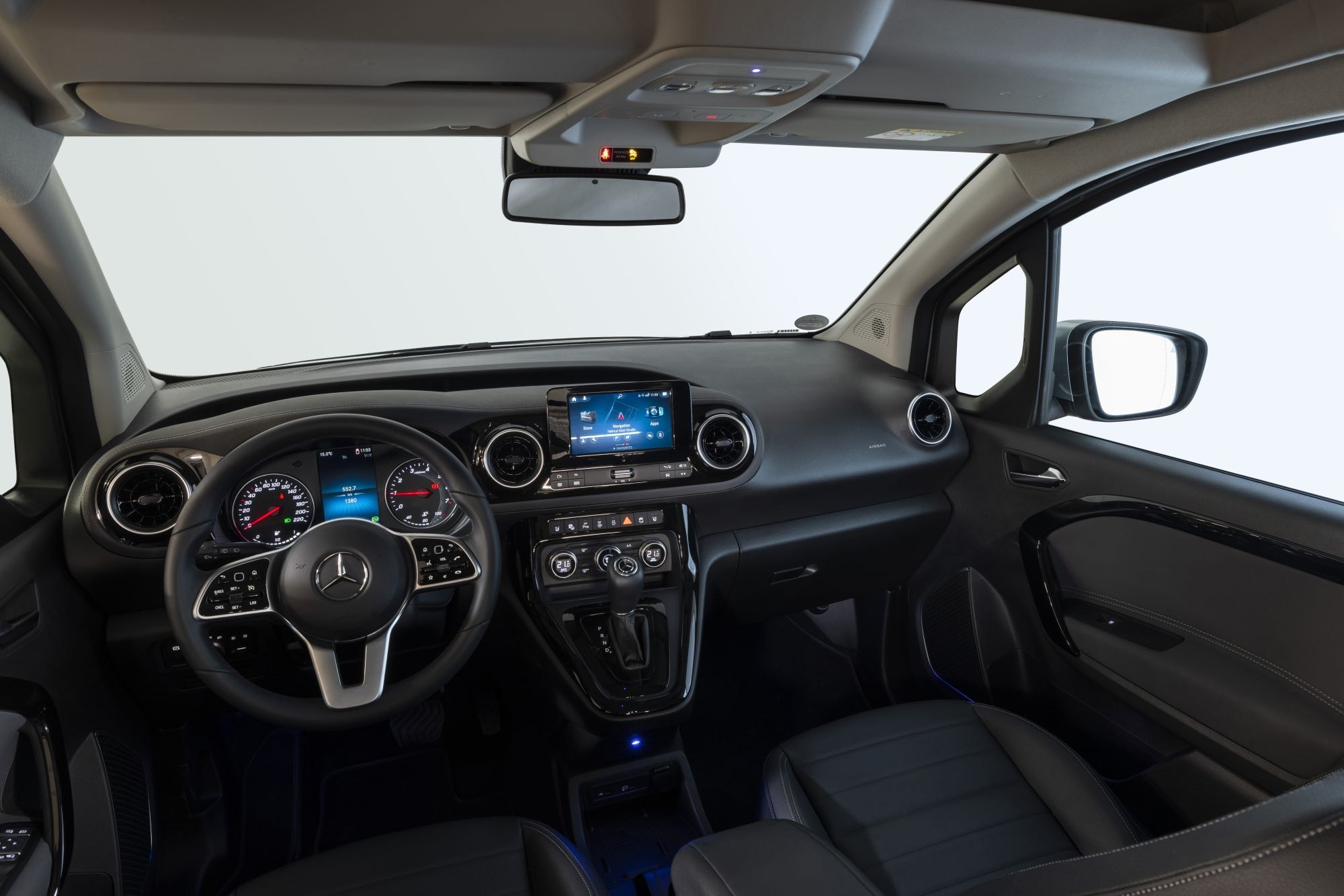 Mercedes Clase T en acción, retratando su diseño dinámico y atractivo.