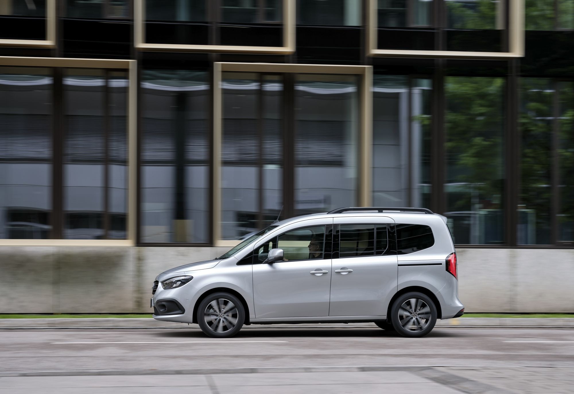 Vista del interior trasero del Mercedes Clase T, mostrando su diseño ergonómico.
