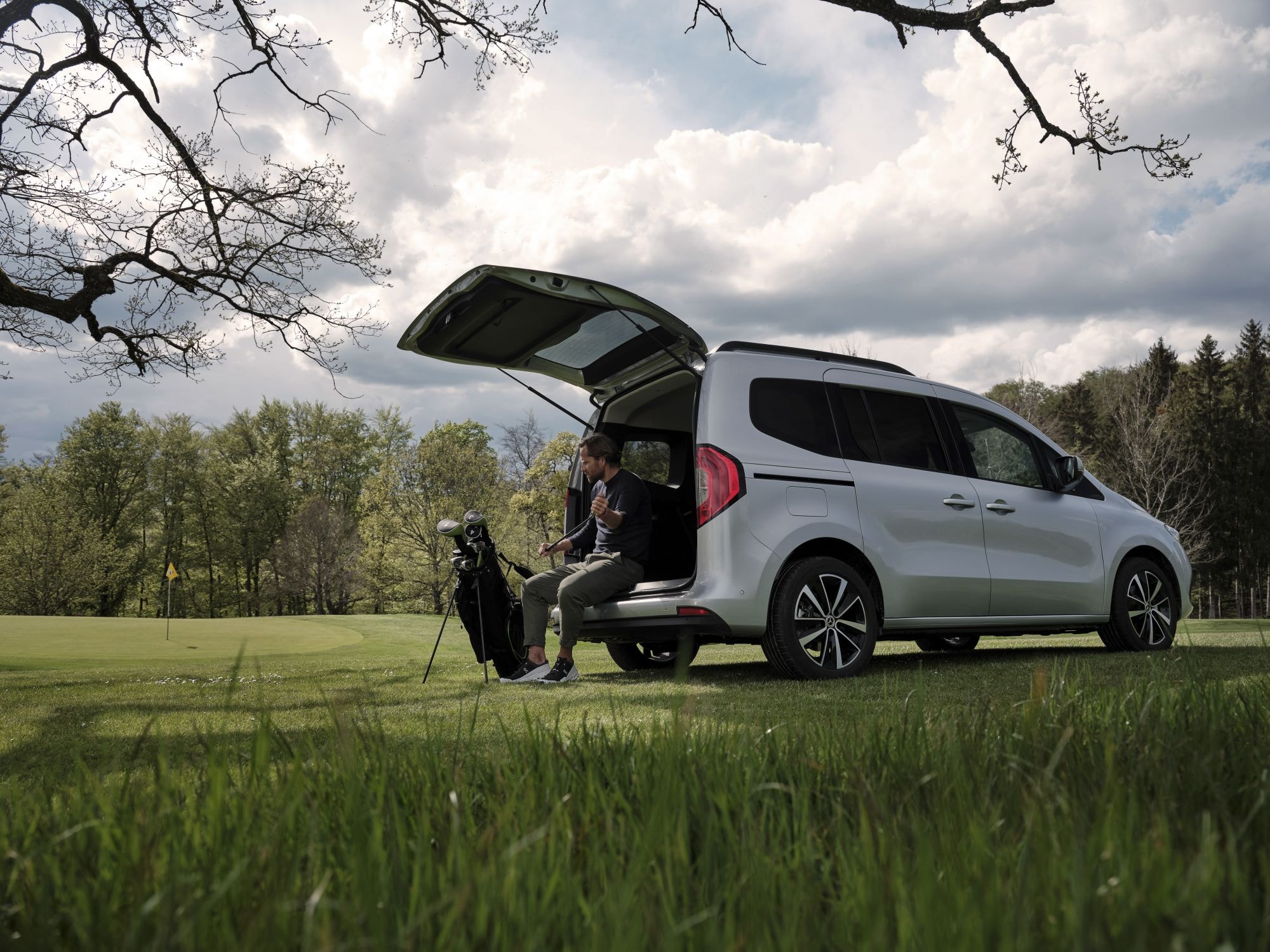 El Mercedes Clase T en un entorno urbano, reflejando su estilo moderno.